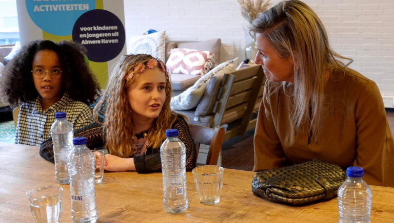 bezoek-koningin-maxima-almere-haven-gesprek-kinderen
