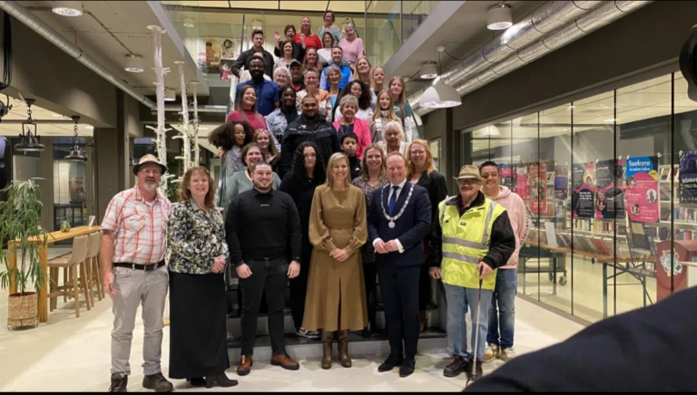 groepsfoto-bezoek-koningin-maxima-almere-haven